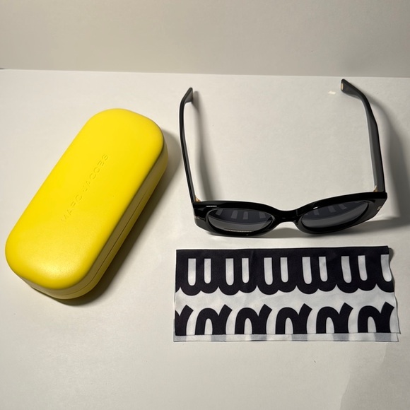 Marc Jacobs Accessories - Marc Jacobs Black Wayfarer Sunglasses with Yellow Case